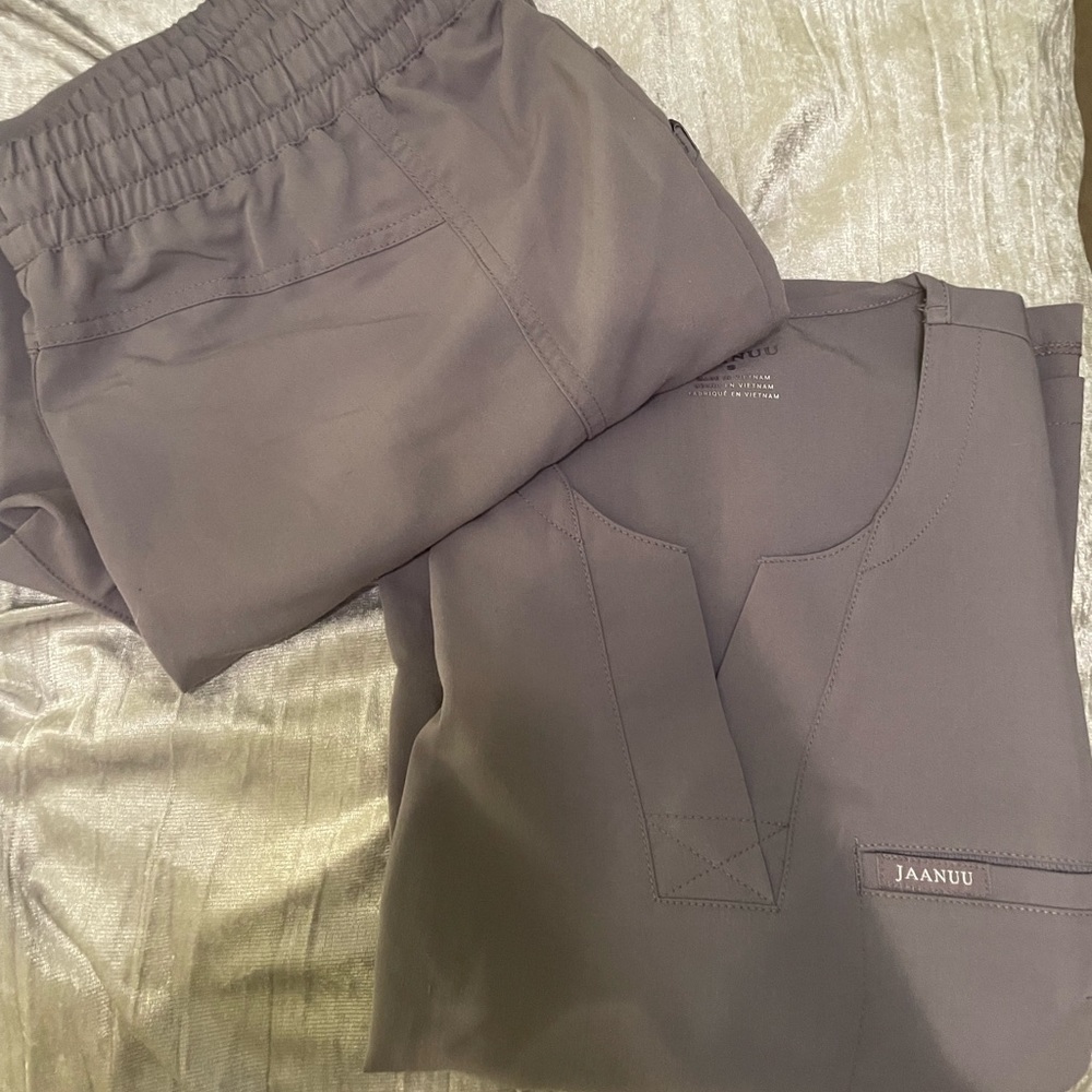 Jaanuu scrub set